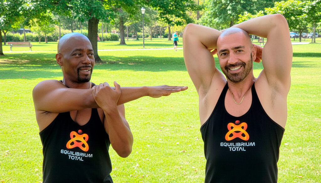 dos entrenadores personales en un parque